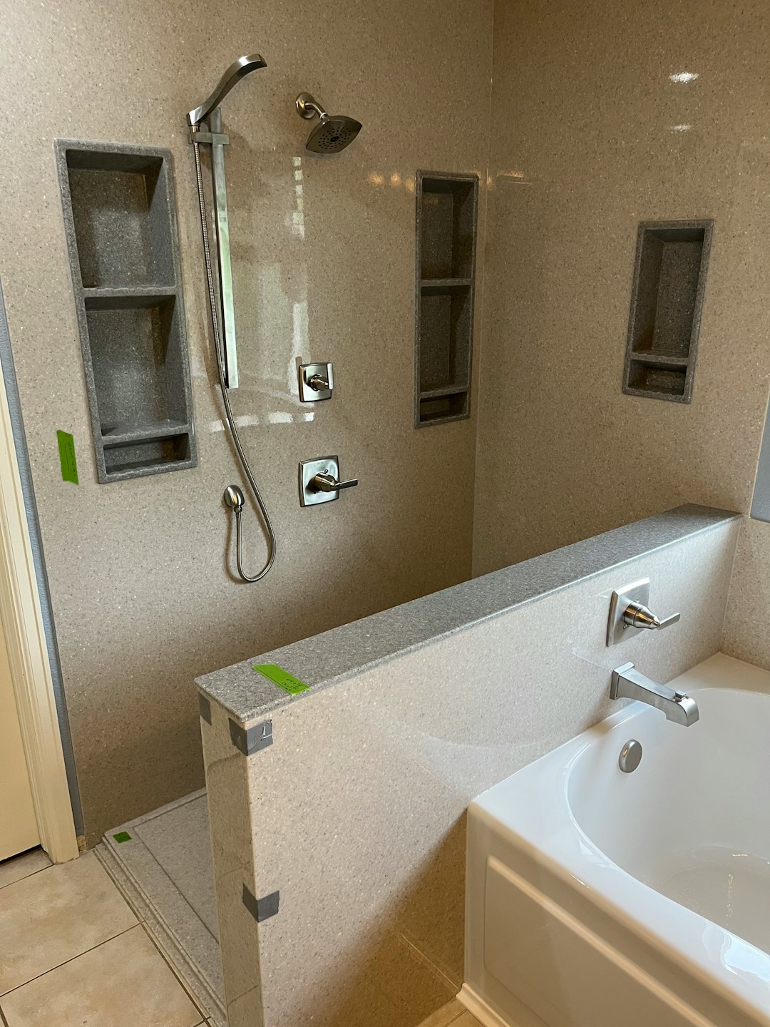Bagno moderno con doccia a filo pavimento e vasca da bagno.
